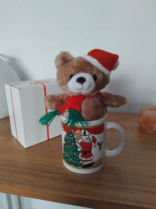 Taza con oso navideño