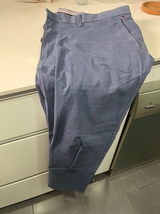 Pantalón chino Tommy Hilfiger azul.