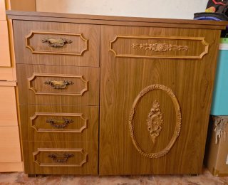 Máquina de coser Singer en mueble de madera