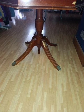 Mesa de madera marrón