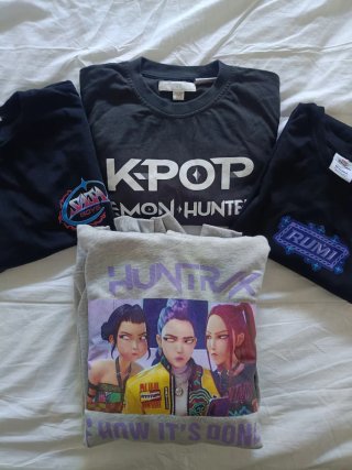 Lote Ropa Kpop: Sudadera y Camisetas