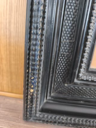 Marco antiguo de madera negro