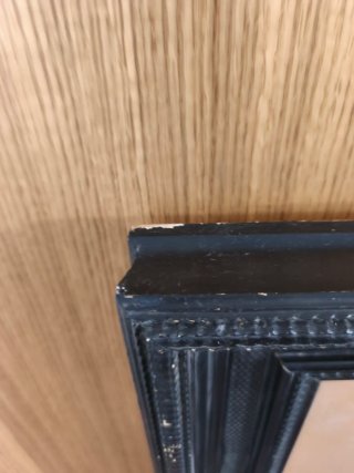 Marco antiguo de madera negro