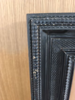 Marco antiguo de madera negro