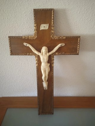Cruz de madera antigua con figura de Jesús