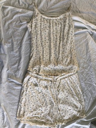 Pijama de dos piezas con estampado floral