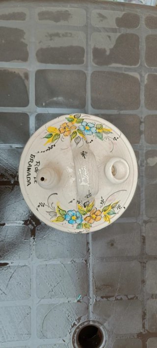 Cántaro de cerámica antiguo de Granada