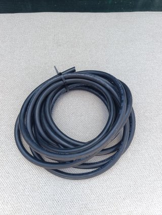 Manguera de cable eléctrico negro. 6 metro
