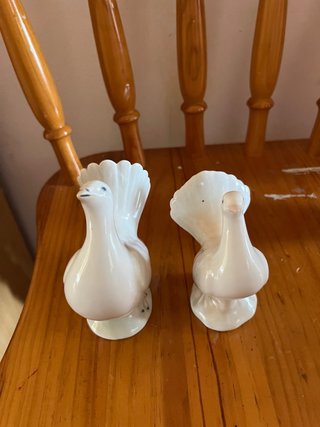 Pareja de Figuras de Porcelana Palomas