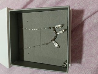 Colgante con detalles de plumas de Lotus