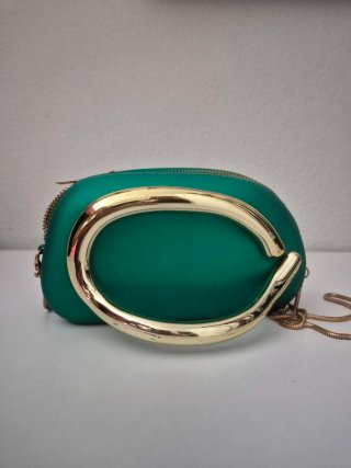 Bolso verde esmeralda con asa dorada