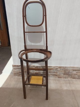 Palanganero de madera con espejo
