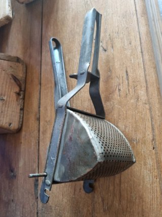 Triturador de patatas antiguo