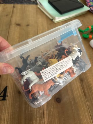 Caja con animalitos de plastico de juguete