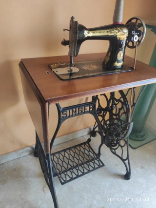 Máquina de coser Singer antigua con mueble