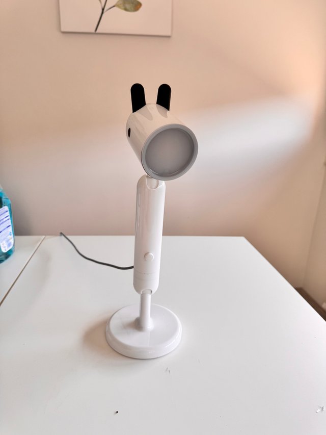 Lámpara de mesa infantil blanca con orejas