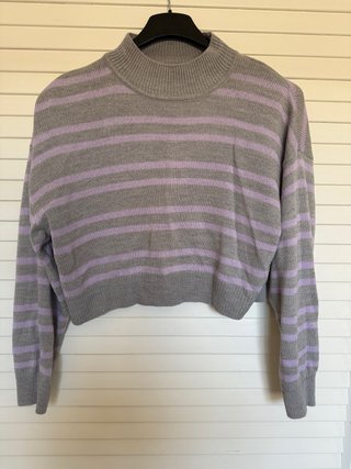 Jersey de rayas gris y morado