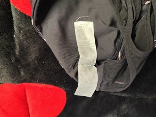 Sujetador deportivo negro con rayas rosas