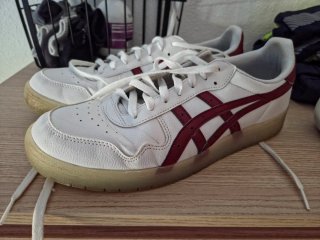 Zapatillas Asics Urban blancas con detalles rojos