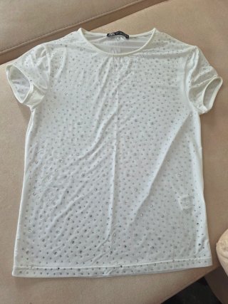 Camiseta Zara con pedrería
