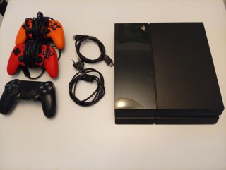 PS4 (PlayStation 4) con 3 mandos