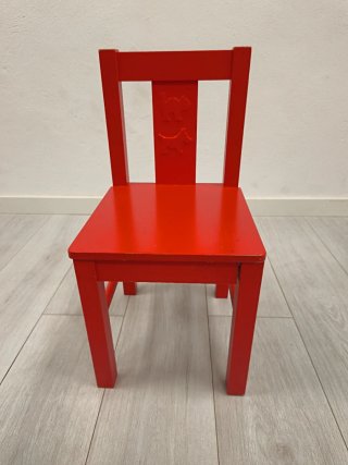 Silla de madera infantil roja