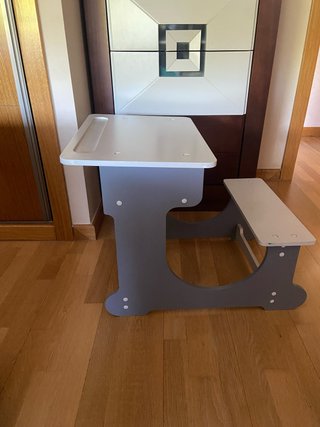 Pupitre infantil gris con cajonera