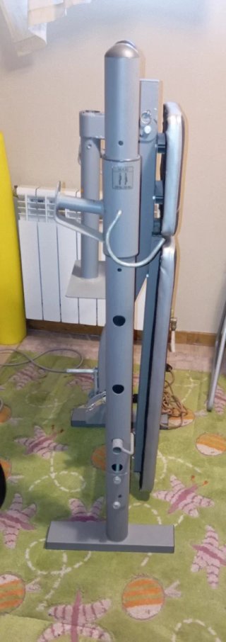 Banco de pesas Domyos plegable con barra y discos.