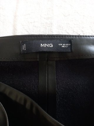 Falda pantalón de cuero negra de MANGO.