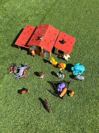 Granja de madera con animales y un barco de plasti