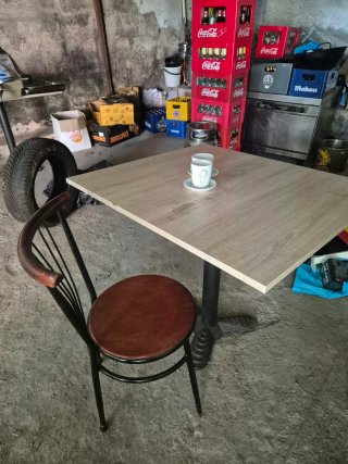 Mesa de bar con 2 sillas