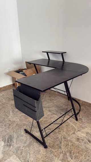 Mesa de escritorio en L negra