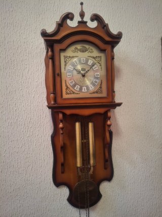 Reloj de pared antiguo de madera