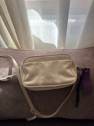 Bolso beige con detalle morado