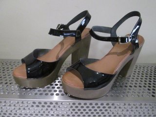 SANDALIAS DE PLATAFORMA Y TACON NUMERO 39