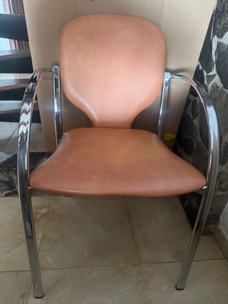 Sillón de cuero y metal