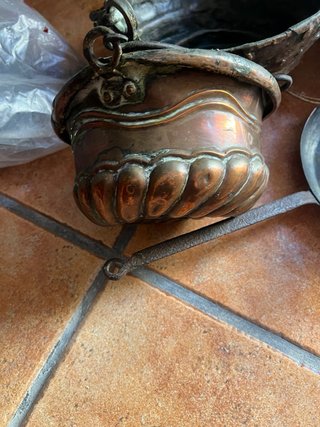 Olla antigua de cobre martillado
