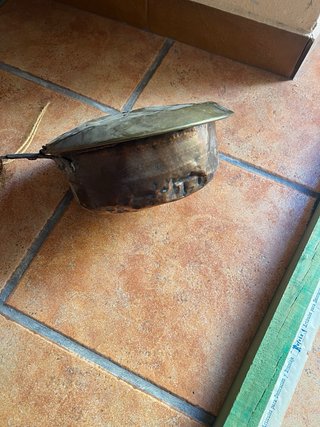 Olla antigua de cobre martillado