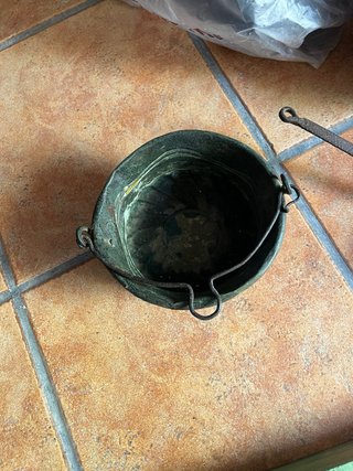 Olla antigua de cobre martillado