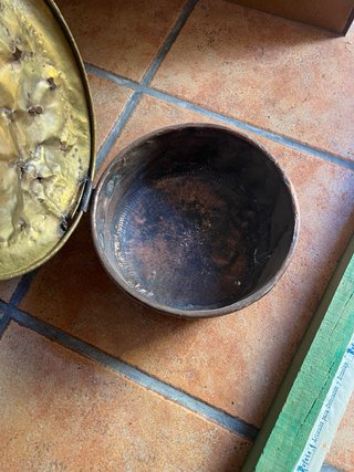 Olla antigua de cobre martillado