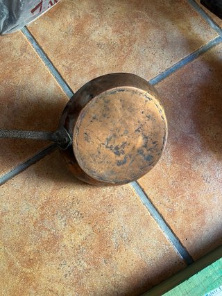 Olla antigua de cobre martillado