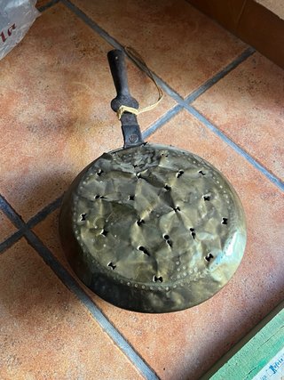 Olla antigua de cobre martillado