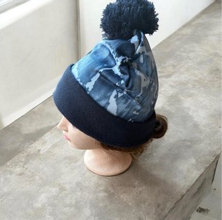Gorro estampado con borla azul y negro
