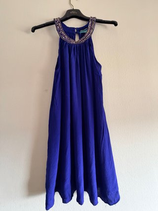 Vestido corto azul con cuello decorado