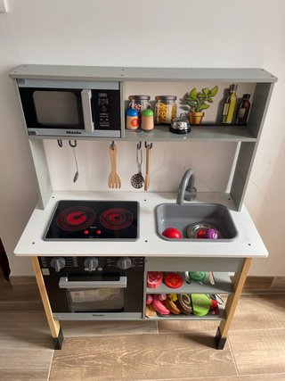 Cocinita de juguete Miele con accesorios