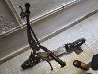 Patinete de dos ruedas negro