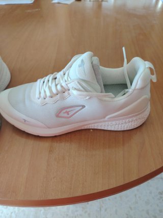 Zapatillas deportivas blancas y rosas