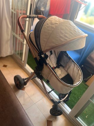 Carrito de bebé ligero y moderno