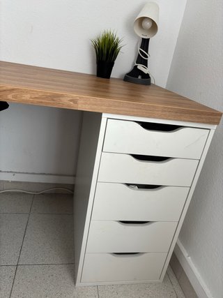 Scrivania in legno con sedia da ufficio