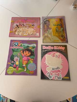 Álbumes de cromos Disney y Hello Kitty